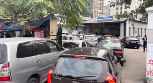 Gần Tết Nguyên đán, ô tô lại xếp hàng dài chờ đăng kiểm