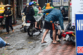 Con ngõ huyết mạch ở Hà Nội mòn mỏi chờ mở rộng, dân vấp ổ gà ngã xe như cơm bữa