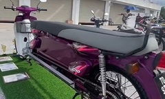 Chiếc xe máy kỳ quái có chiều dài ngang với ô tô