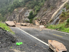 Sạt lở tại Quốc lộ 27C nối Nha Trang – Đà Lạt, giao thông ùn tắc 