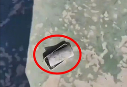 Thầy giáo gây tranh cãi khi đập nát điện thoại học sinh giữa sân trường