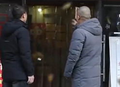 Trúng số độc đắc hơn 19 tỷ, người đàn ông hành động cực 'ngầu'