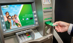 Tỷ lệ giao dịch qua ATM tiếp tục giảm mạnh trong năm 2023