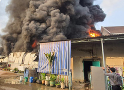 Bình Dương: Cháy xưởng mút xốp sát phòng trọ, công nhân hốt hoảng chuyển đồ