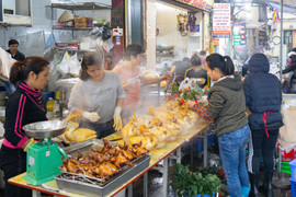 Người Hà Nội tất bật sắm đồ lễ mùng 1 cuối cùng của năm Quý Mão