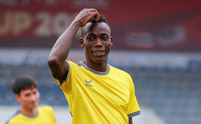 Vua phá lưới giải VĐQG Myanmar quay lại Việt Nam đá phủi