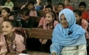 Cụ bà 92 tuổi đi học tiểu học