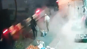 Thót tim tài xế ngủ gật, xe tải 'dọn sạch' đường đi