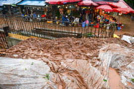 Người dân, tiểu thương ngán ngẩm cảnh dự án 815 tỷ ngổn ngang bùn lầy