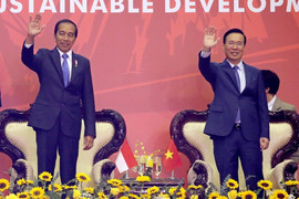 Tổng thống Indonesia và Chủ tịch nước Võ Văn Thưởng cùng xem biểu diễn võ thuật