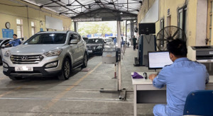 Ùn tắc đăng kiểm ô tô dịp cận Tết, chuyên gia khuyến cáo người dân nên làm gì?