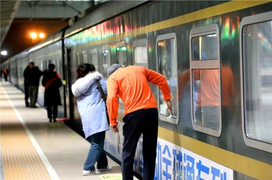 Chuyến tàu khiến hành khách phải tự lau cửa kính ở Trung Quốc có gì đặc biệt?