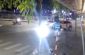 Tài xế ô tô khiến nhiều người ngỡ ngàng sau va chạm giao thông