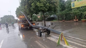 Xe tự chế chở bó sắt dài cả chục mét va chạm xe máy, nam thanh niên thiệt mạng