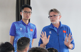 HLV Troussier dùng cách đặc biệt để chia tay học trò bị loại