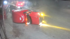 Tài xế vào cua bất cẩn, xe container lật nhào giữa đường