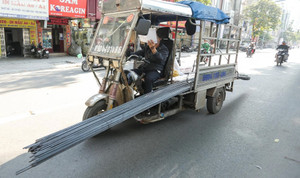 Sao CSGT không xử lý mạnh xe tự chế chở sắt, tôn trước khi chúng làm chết người?