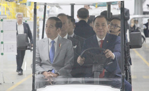 Ông Phạm Nhật Vượng lái xe chở Tổng thống Indonesia thăm nhà máy VinFast