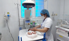 Bé sơ sinh vừa chào đời 3 tiếng bị bỏ rơi bên vệ đường