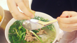 Ăn phở bò có nên vắt chanh?