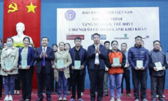 Tặng sổ BHXH, thẻ BHYT cho người dân khó khăn ở Hòa Bình