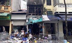 Nhà 4 tầng cháy đen, cửa kính vỡ vụn sau hỏa hoạn khiến 4 người chết thương tâm