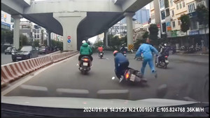 Sang đường tùy tiện, người đi bộ gây tai nạn