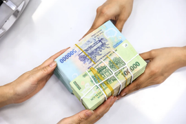 Lãi suất huy động giảm sâu, tiền gửi của người dân vào ngân hàng vẫn tăng mạnh