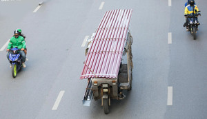 Xe tự chế chở tôn - sát nhân như kẻ say, sao CSGT làm ngơ?