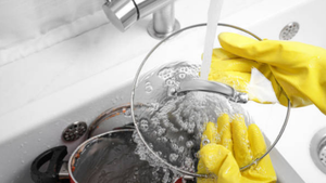 Thủ thuật làm sạch vung nồi trong ba phút