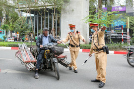Bị CSGT xử lý, tài xế xe 'máy chém' vin cớ mưu sinh nguỵ biện cho sai phạm