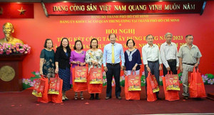 King Coffee đồng hành cùng Đảng ủy khối trao tặng 100 phần quà dịp Tết