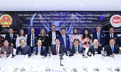 Thủ tướng tọa đàm về hợp tác phát triển AI, công nghệ ô tô, chip bán dẫn