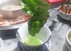 Vào nhà hàng nổi tiếng gọi lẩu, được cho đúng một cọng rau ăn kèm
