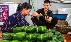 Thăm ngôi làng mỗi ngày gói nghìn chiếc bánh chưng giữa Thủ đô
