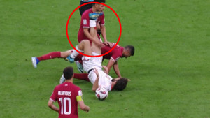 Cận cảnh cầu thủ đạp thẳng mặt đối phương, nhận thẻ đỏ đầu tiên ở Asian Cup 2023