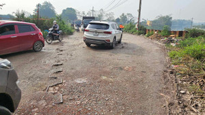 Dân sợ hãi đi qua cầu tạm xuống cấp lòi trơ khung thép ở Bắc Ninh