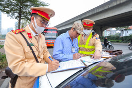 Bị phạt dừng đỗ sai quy định, tài xế biện minh 'do chiều theo ý khách'