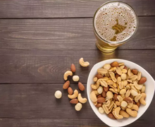 Lý do thực sự khiến nhà hàng phục vụ lạc rang trước khi lên đồ ăn