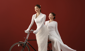 Diễn viên Lan Ngọc, Hoa hậu Tiểu Vy rạng rỡ bên người thân