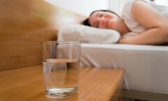 Uống nước trước khi ngủ có ngừa đột quỵ?