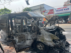 Xe 16 chỗ cháy ngùn ngụt giữa đường ở TP.HCM, tài xế thoát nạn 