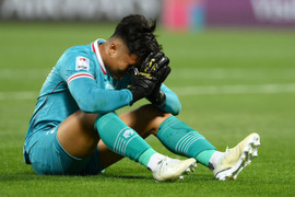 Tuyển Việt Nam gục ngã, cầu thủ Indonesia òa khóc