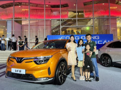 Thích xe điện vì môi trường xanh, cô bé vẽ tranh thi sáng tạo cùng VinFast