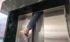 Cửa thang máy đóng bất ngờ, người đàn ông bị 'ngoạm' chân phải