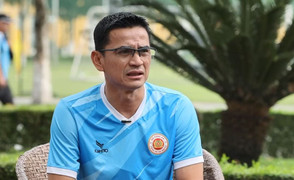 HLV Kiatisak: Các cầu thủ phải quyết đấu với chính mình 