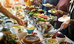 Người mẹ dạy 2 con song sinh cách gian lận để ăn quỵt tiệc buffet gây phẫn nộ