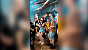 Cô gái vừa hát vừa nhảy siêu cuốn ở quán nhậu là ai?