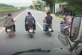 Điều khiển xe máy chạy dàn hàng ngang từ 3 xe trở lên bị phạt bao nhiêu?