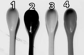 Đố bạn chiếc thìa nào màu đỏ?